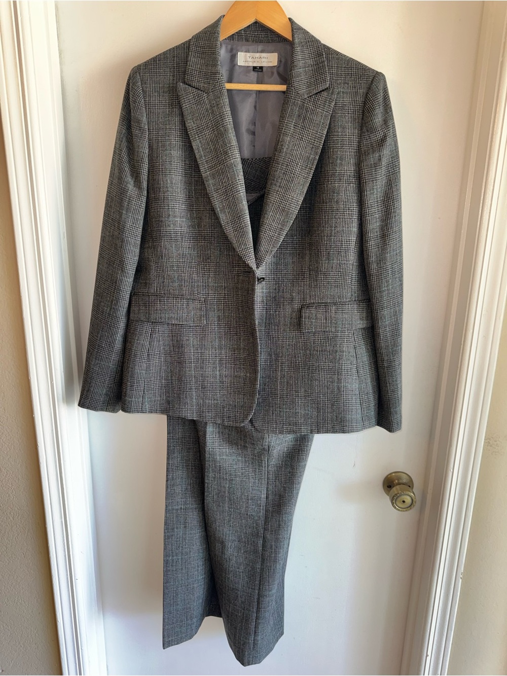 Tahari women’s gray suit one single button.